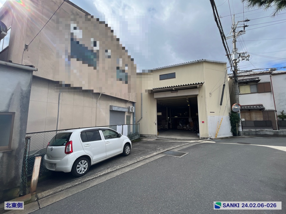 倉庫・事務所 大阪府八尾市 3棟一括貸しの駐車スペースありの物件です。階層あり物件ですが、3棟ともにリフトが設置されております。