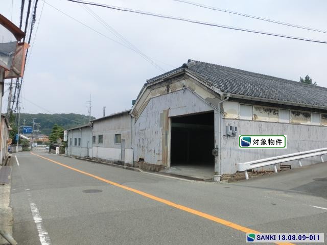 明治時代建設の木造平家建倉庫！駐車スペース、事務所付き！建物は瓦葺土壁なので内部涼しいです◎