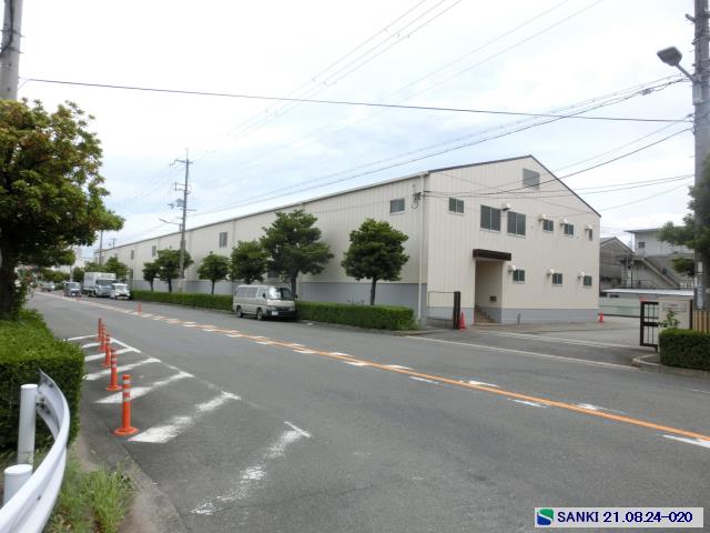 倉庫 大阪府豊中市 最寄駅から徒歩圏内にある物件　約800坪の高床式貸倉庫　荷物用リフトがあります。 駐車スペース付
