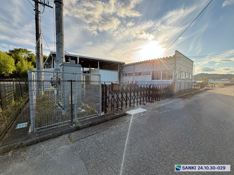 倉庫 京都府船井郡 平家建建物坪数約283坪　土地面積約2,000坪と敷地広々！