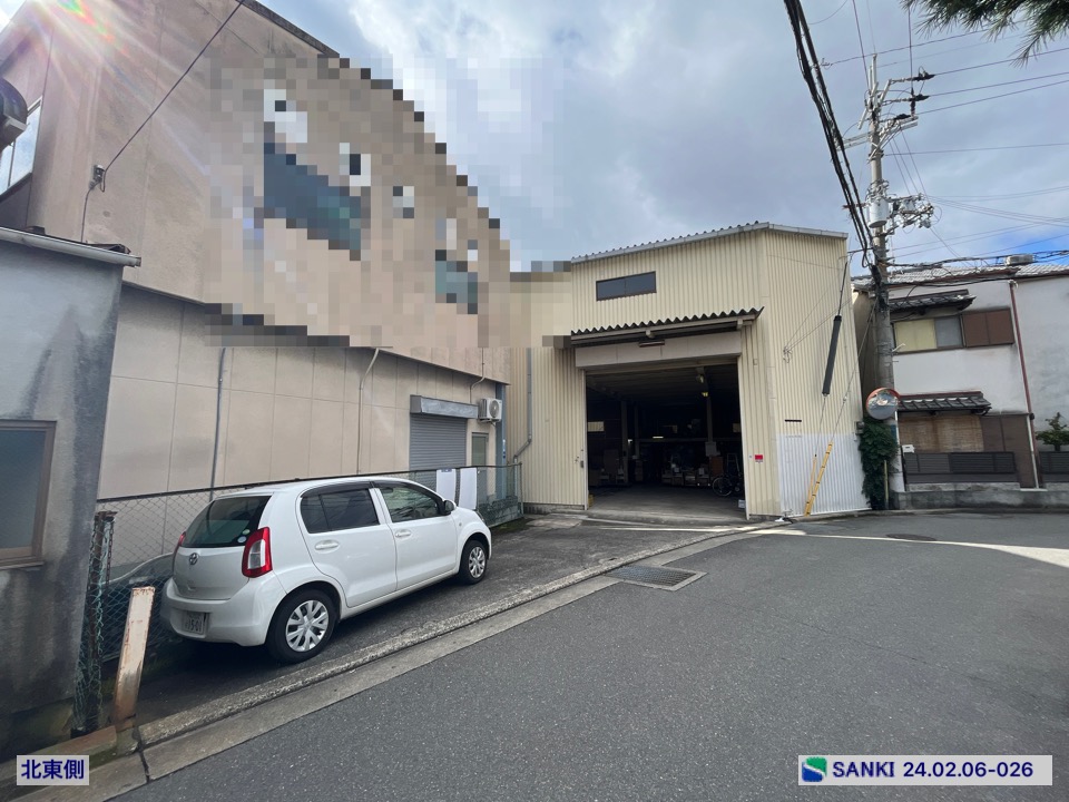 倉庫・事務所 大阪府八尾市 3棟一括貸し物件。3棟ともにリフトが設置されております。中央棟のみ部分貸しも相談可能です。