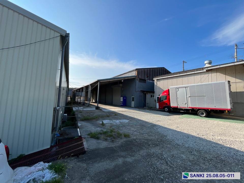 建物前に屋根付きヤードがあり、荷物の...